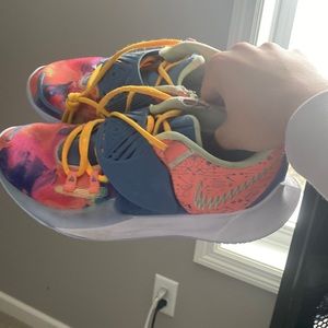 Kyrie 3 atomic pink stone blue, size 9